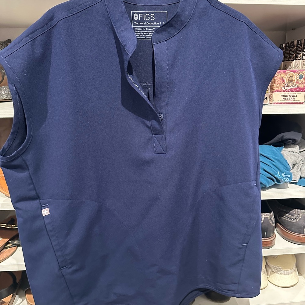 Figs oversized size Small navy women’s scrub top